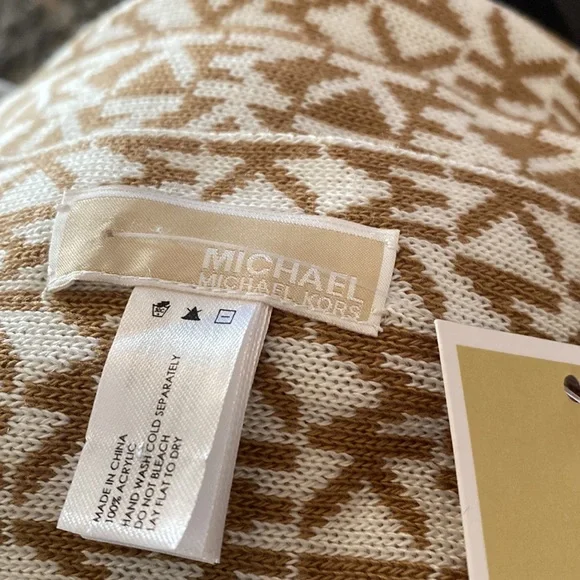 NWT Michael Michael Kors gorgeous scarf. So pretty and classic! - Picture 11 of 12